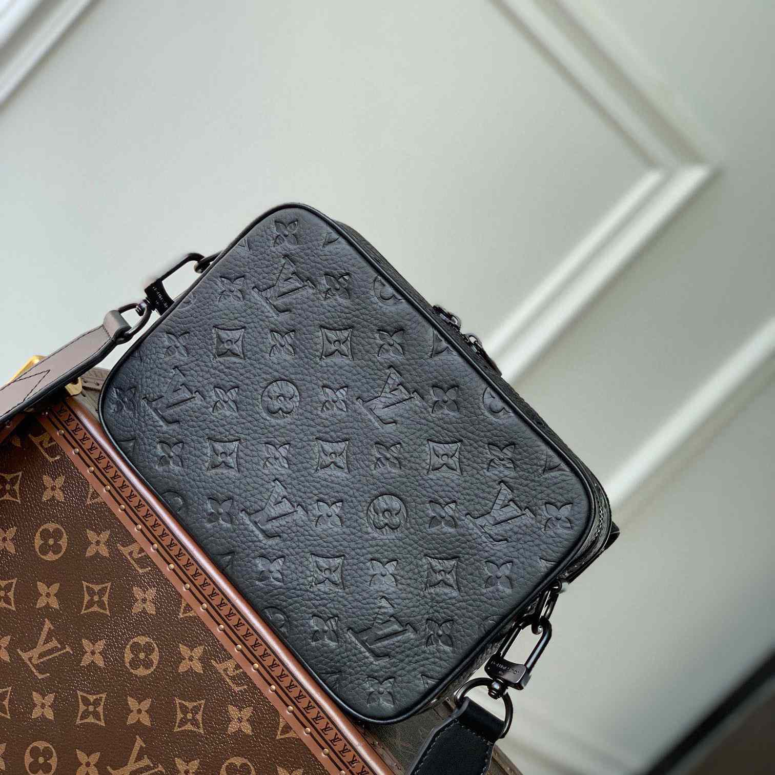 Louis Vuitton Steamer Messenger       M23742 - DopestKickz