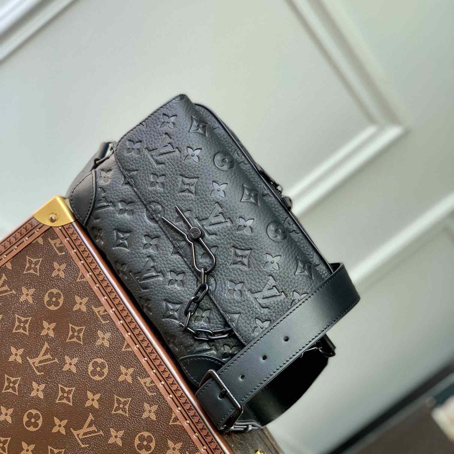 Louis Vuitton Steamer Messenger       M23742 - DopestKickz