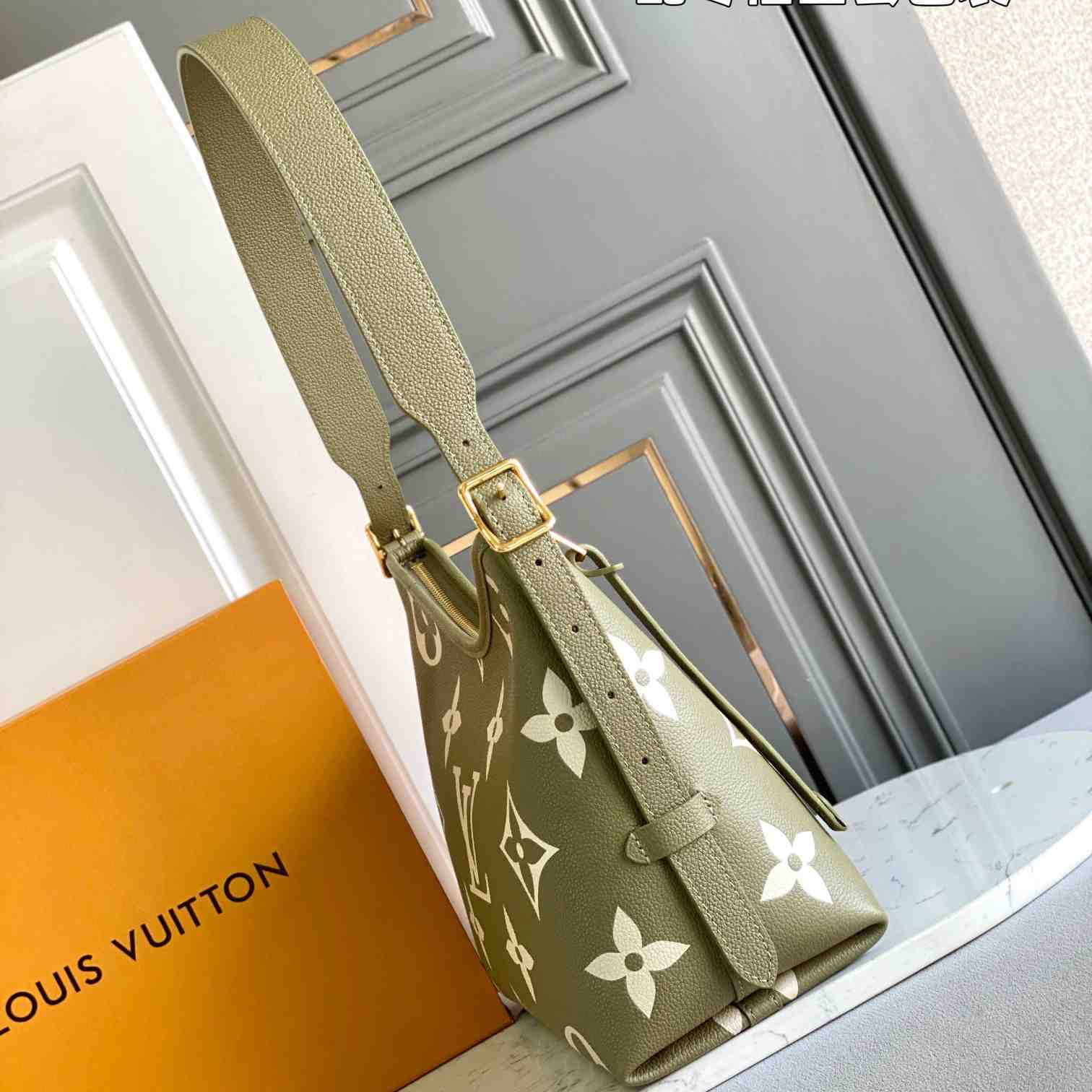 Louis Vuitton CarryAll PM    M46672 - DopestKickz