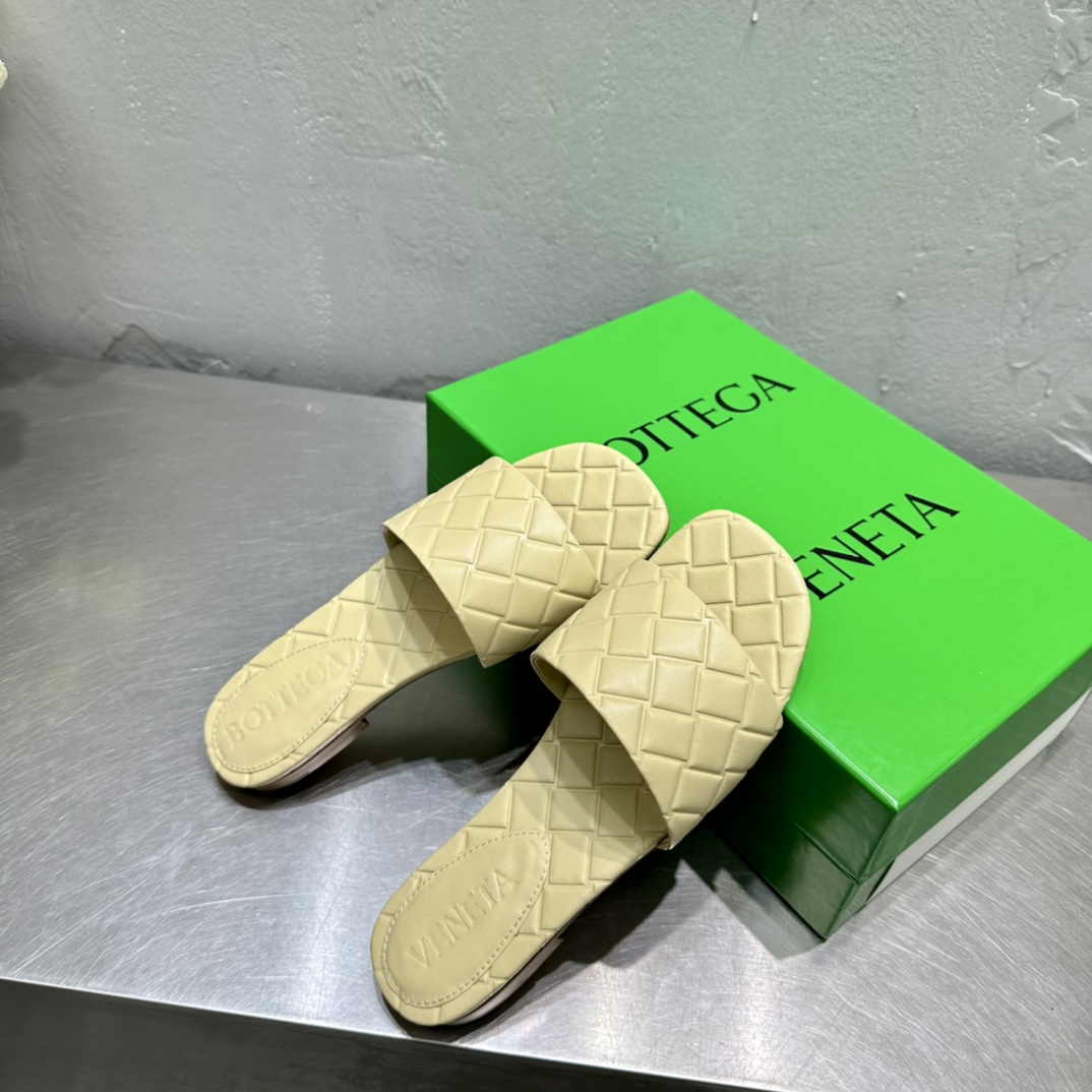 Bottega Veneta Amy Flat Mule - DopestKickz