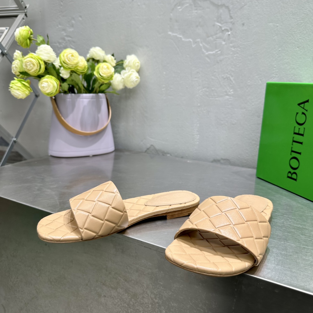 Bottega Veneta Amy Flat Mule - DopestKickz