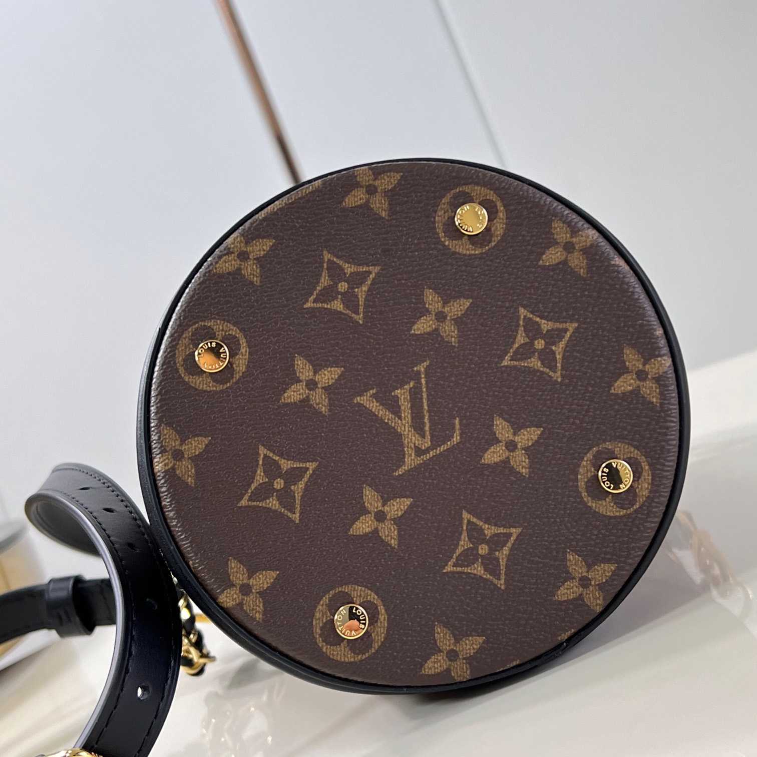 Louis Vuitton Canoé   M83480 - DopestKickz