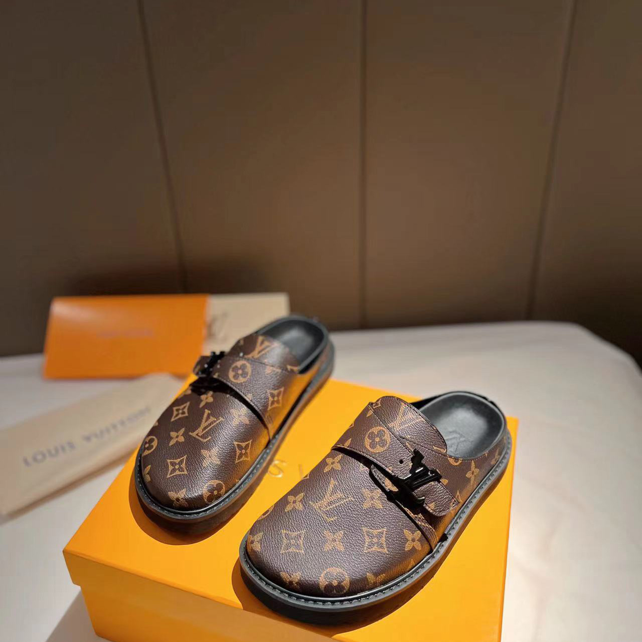 Louis Vuitton LV Easy Mule    1A8WIB - DopestKickz