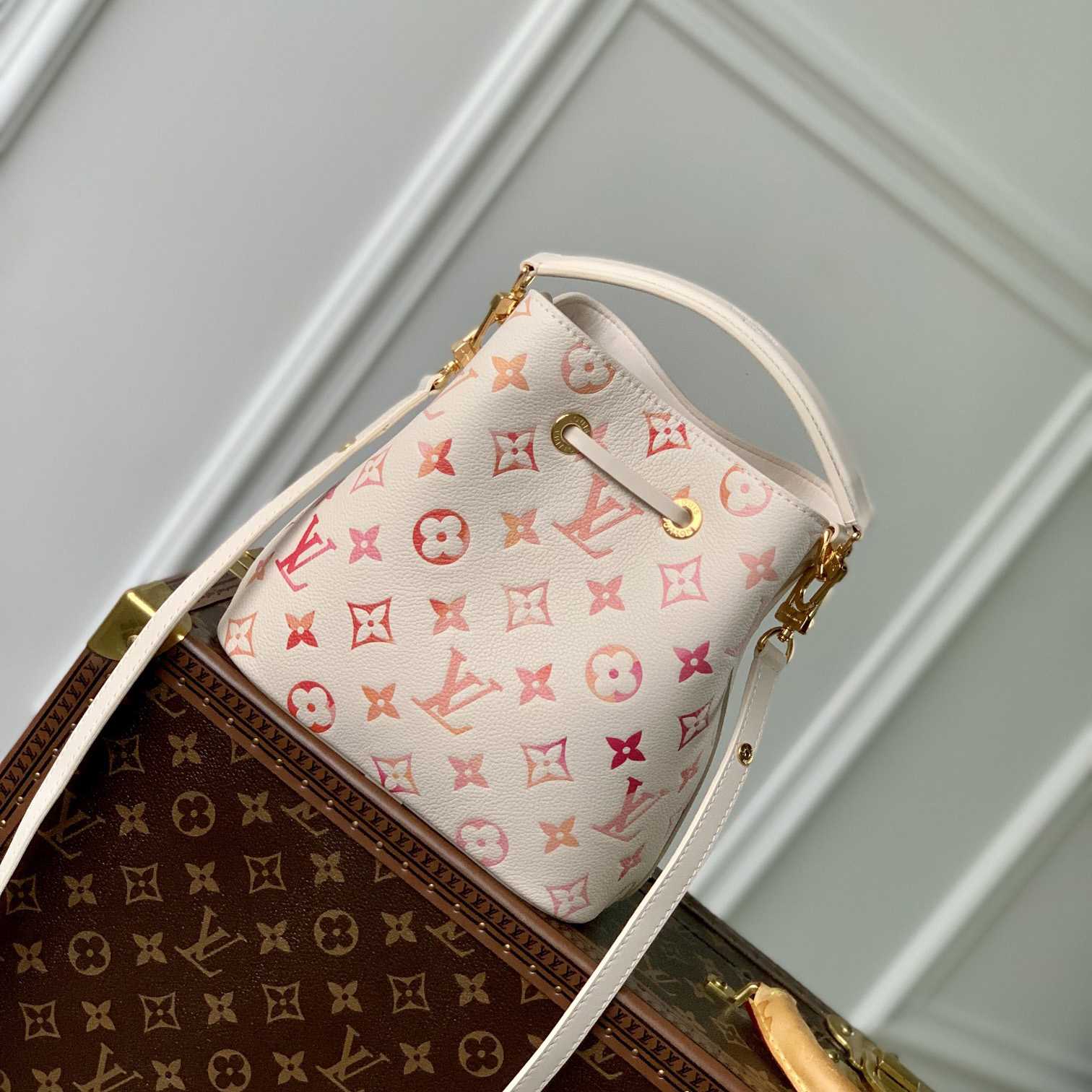 Louis Vuitton Néonoé BB   M24649 - DopestKickz