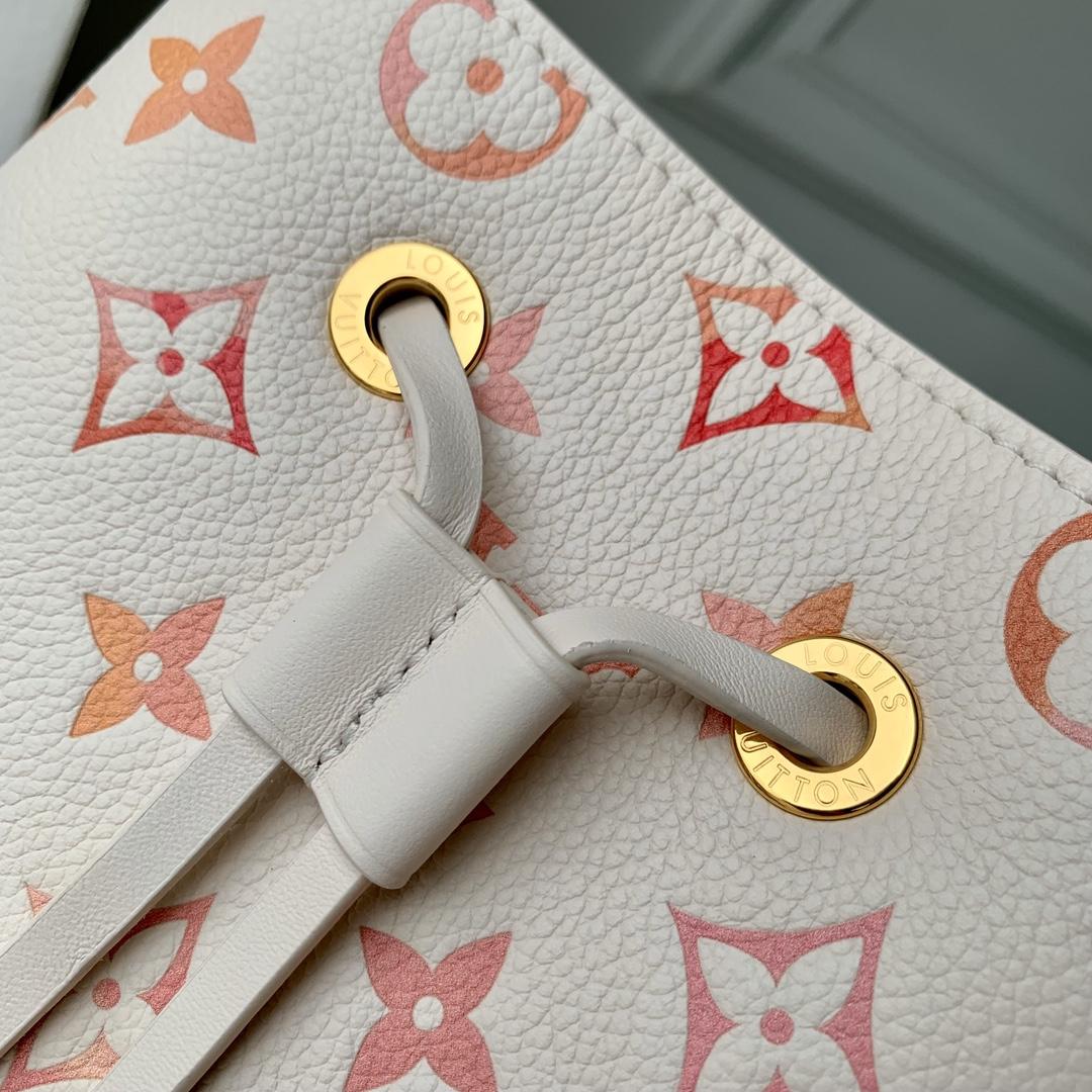Louis Vuitton Néonoé BB   M24649 - DopestKickz
