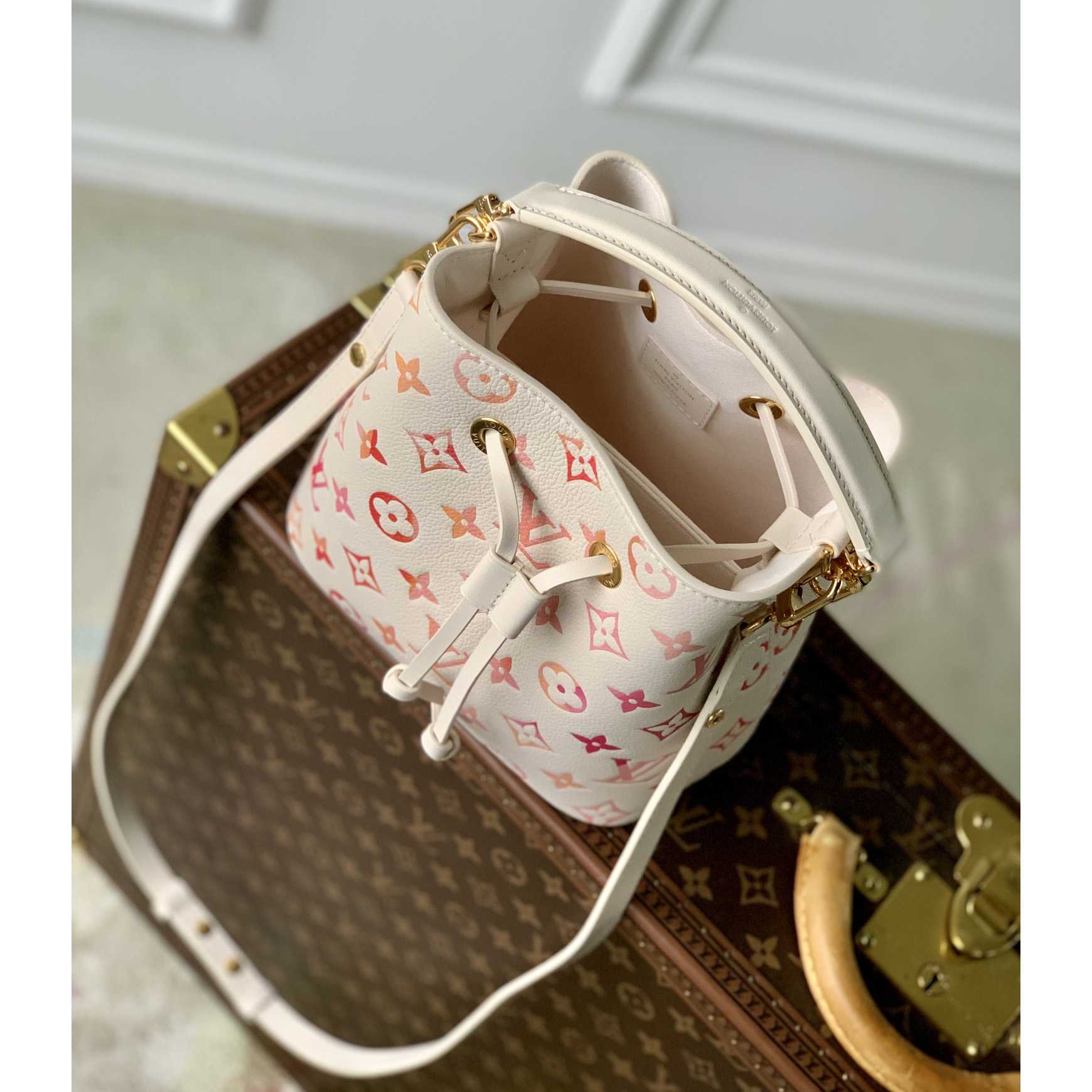 Louis Vuitton Néonoé BB   M24649 - DopestKickz