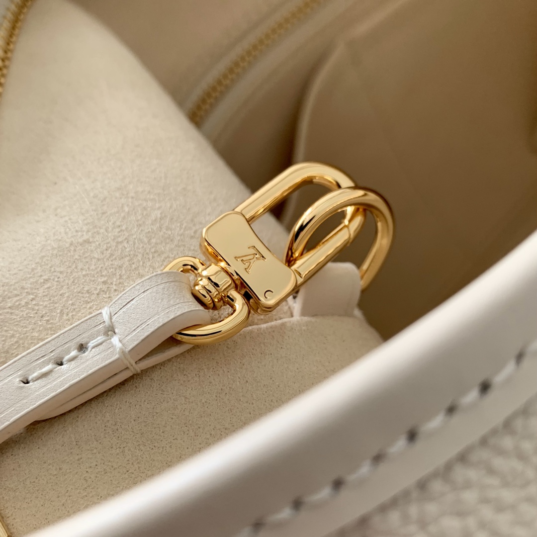 Louis Vuitton CarryAll PM   M24652 - DopestKickz