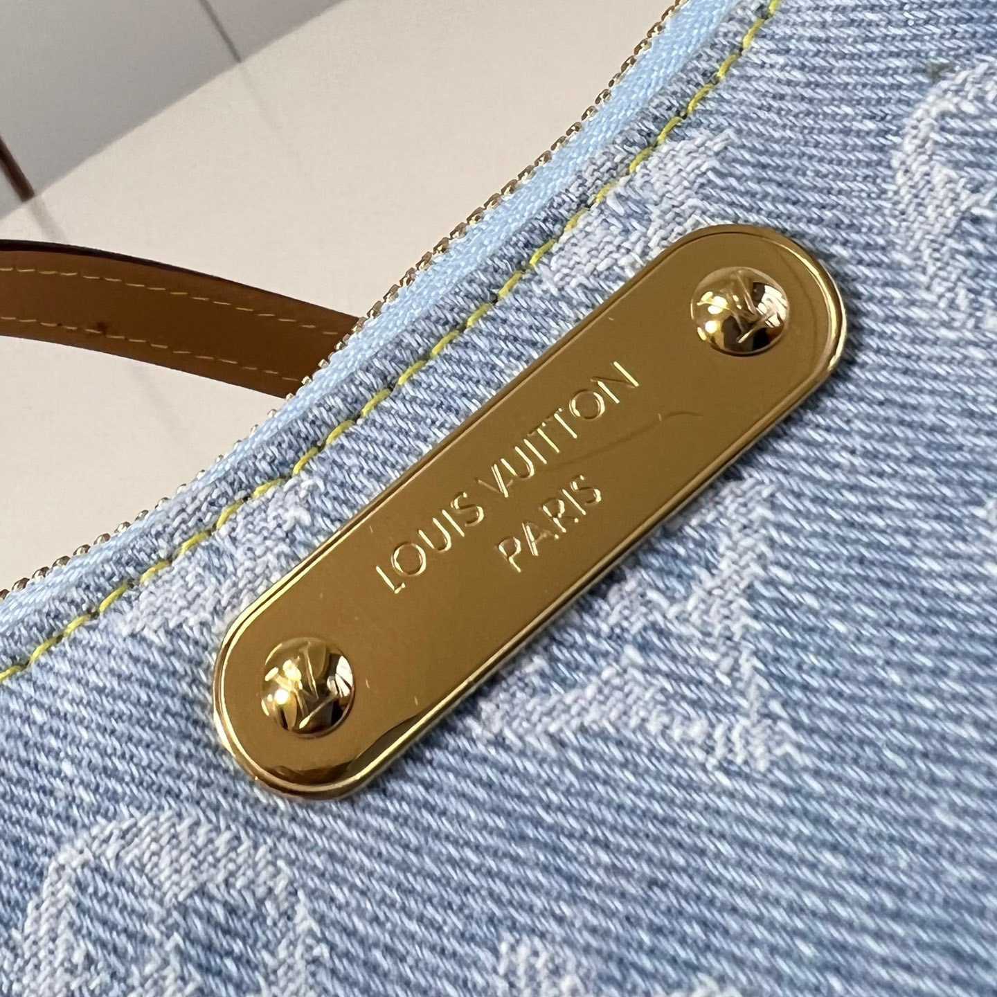 Louis Vuitton Liv Pochette  M83532 - DopestKickz