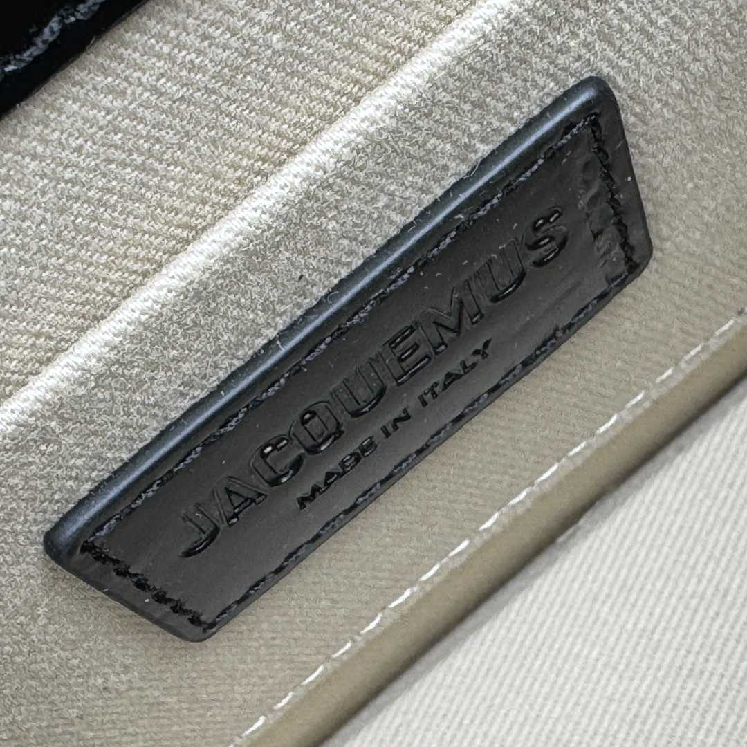 Jacquemus Le Chiquito Moyen Boucle - DopestKickz