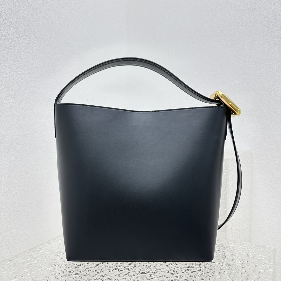 Jacquemus Le Regalo Leather Bucket Bag (30x33x14cm) - DopestKickz