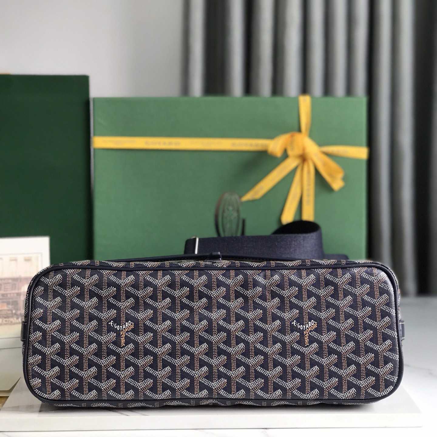 Goyard Messenger Bag - DopestKickz