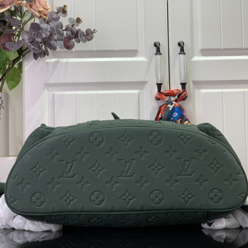 Louis Vuitton Christopher MM  M24428 - DopestKickz