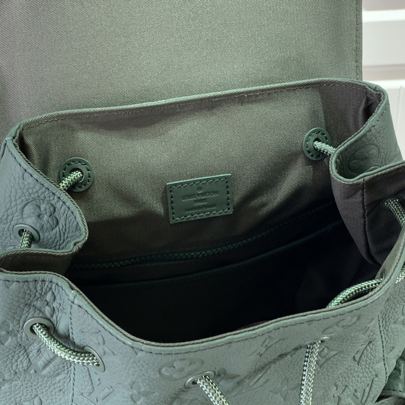Louis Vuitton Christopher MM  M24428 - DopestKickz