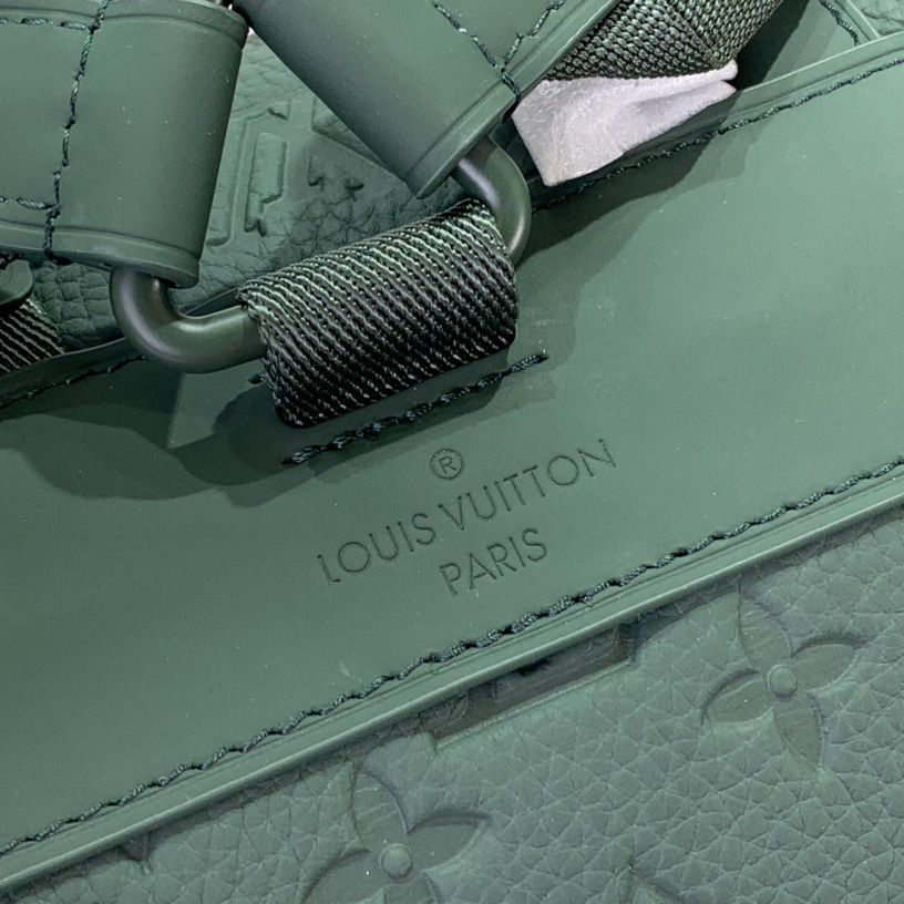 Louis Vuitton Christopher MM  M24428 - DopestKickz