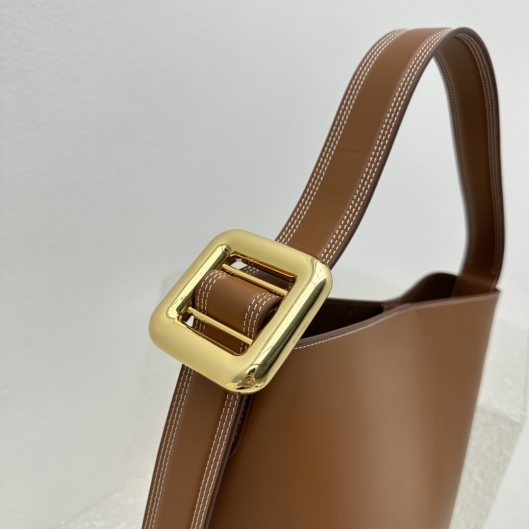 Jacquemus Le Regalo Leather Bucket Bag (30x33x14cm) - DopestKickz