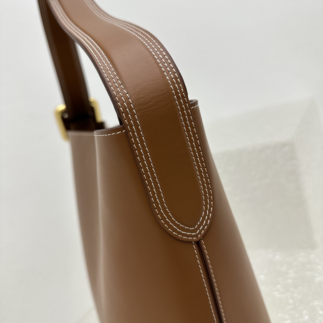 Jacquemus Le Regalo Leather Bucket Bag (30x33x14cm) - DopestKickz