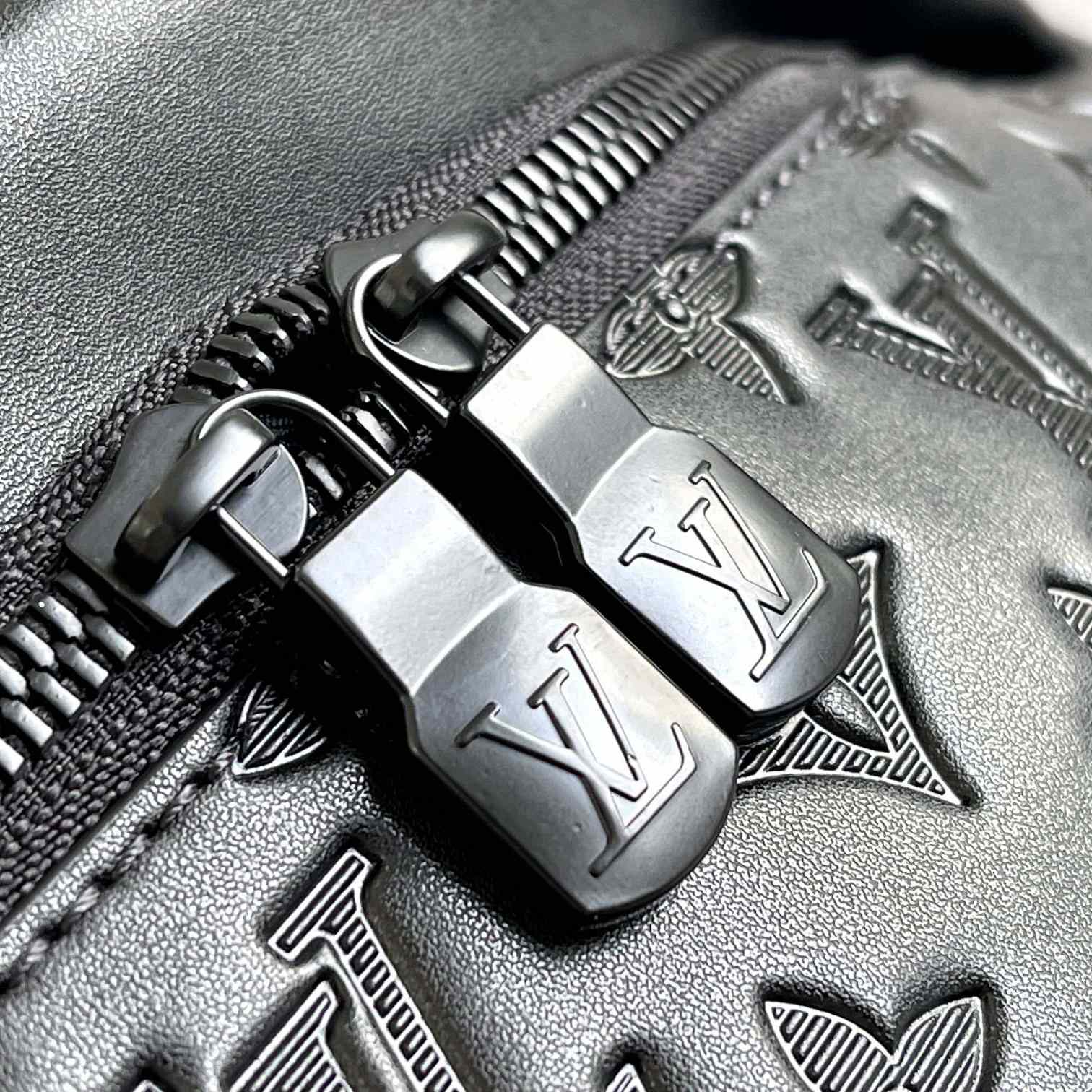 Louis Vuitton Discovery Bumbag  M44388   47-20-9cm - DopestKickz