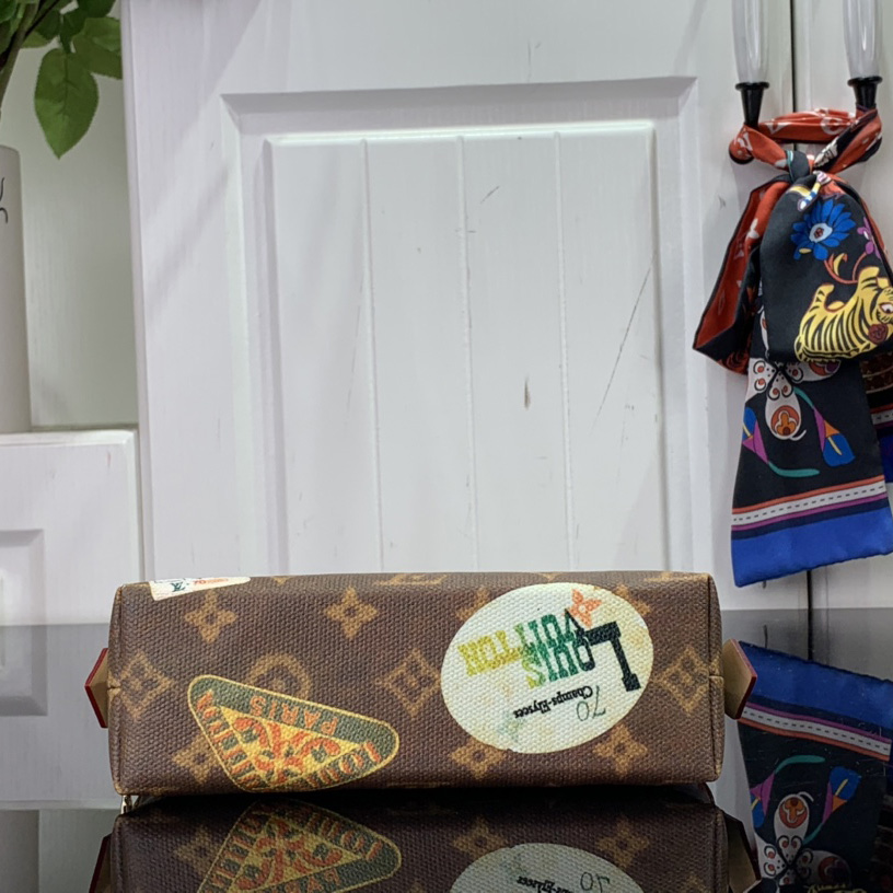 Louis Vuitton Cosmetic Pouch   M83597 - DopestKickz