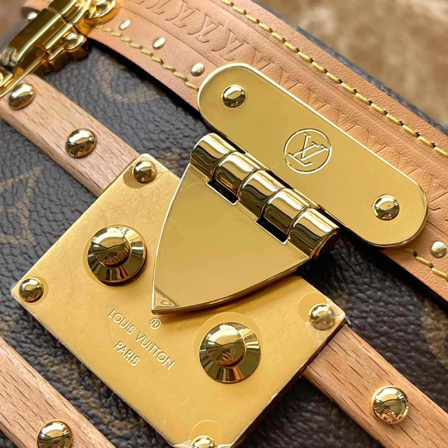 Louis Vuitton Ellis   M24843 - DopestKickz