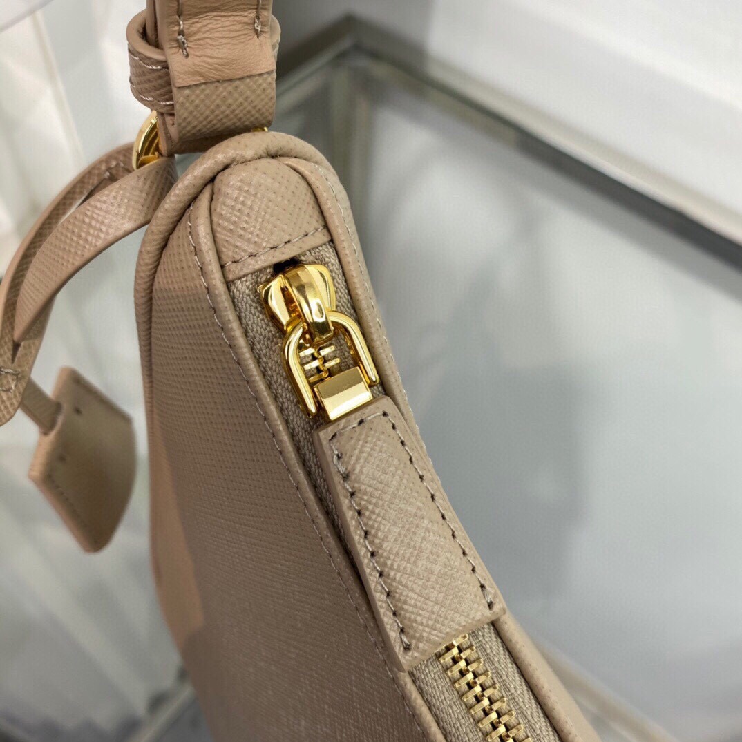 Prada Re-Edition 2005 Saffiano Leather Bag （ 22×18×6cm） - DopestKickz