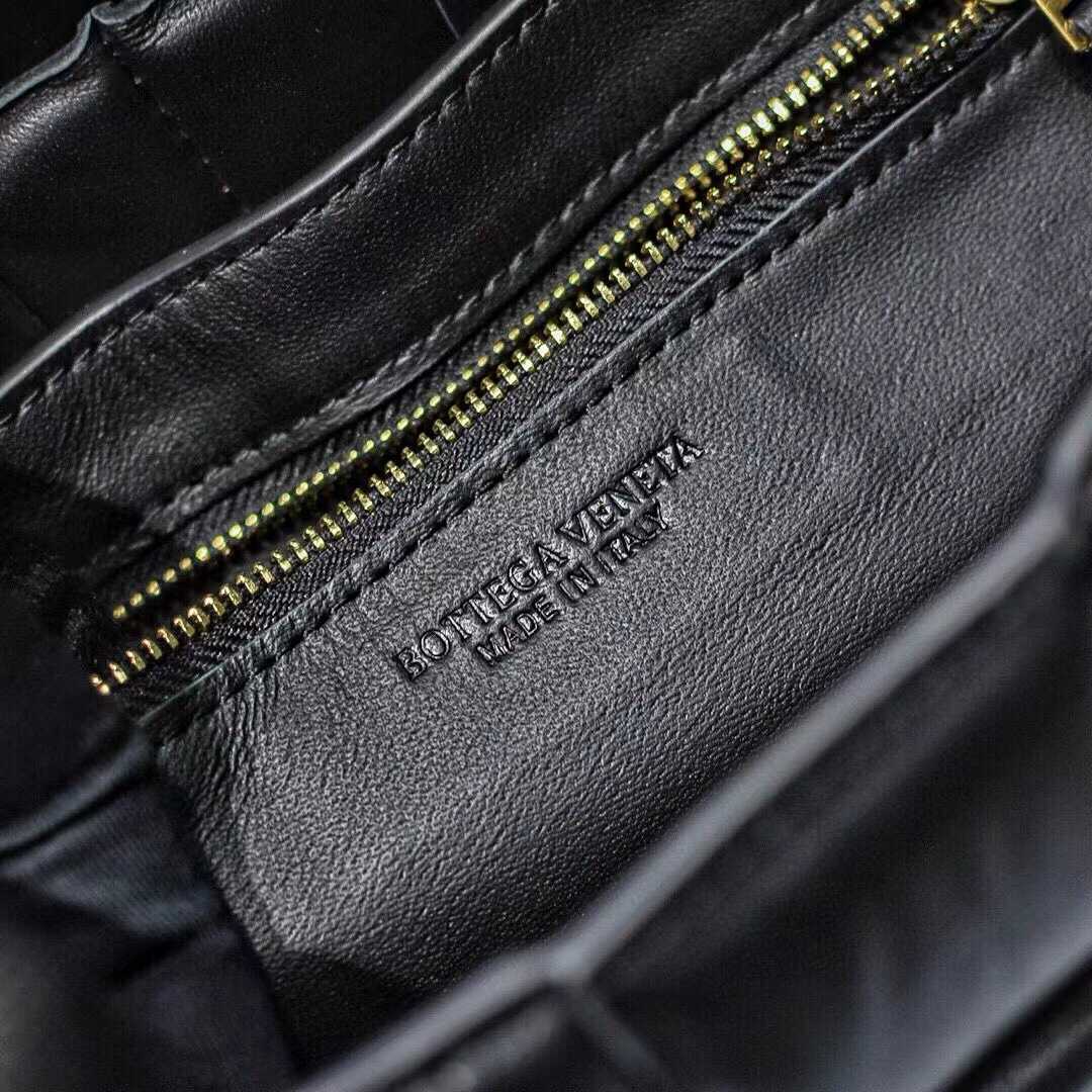 Bottega Veneta Chain Cassette （26*18*8CM） - DopestKickz