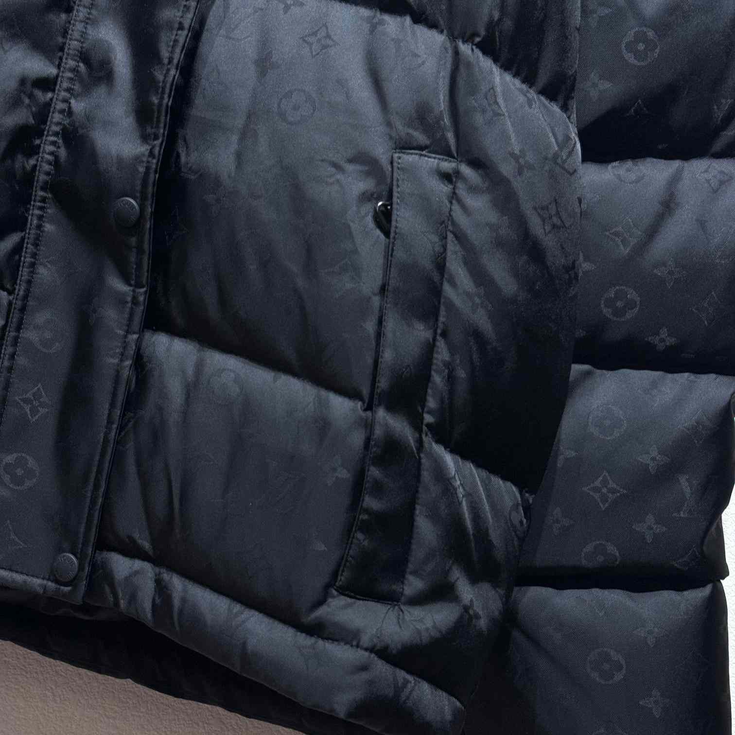 Louis Vuitton Monogram Puffer Jacket    1AGAEQ - DopestKickz