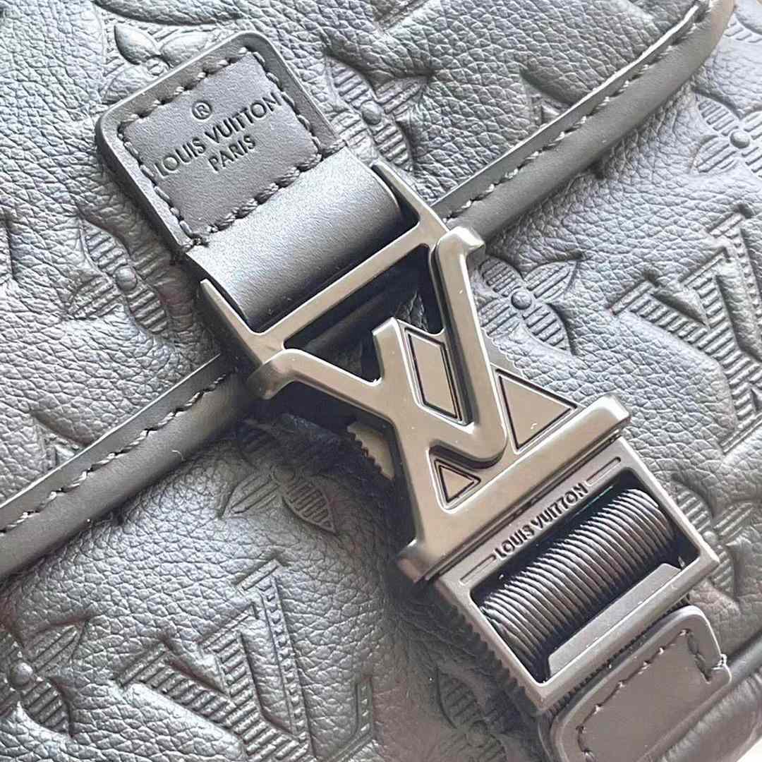 Louis Vuitton Getaway Messenger  M12516 - DopestKickz