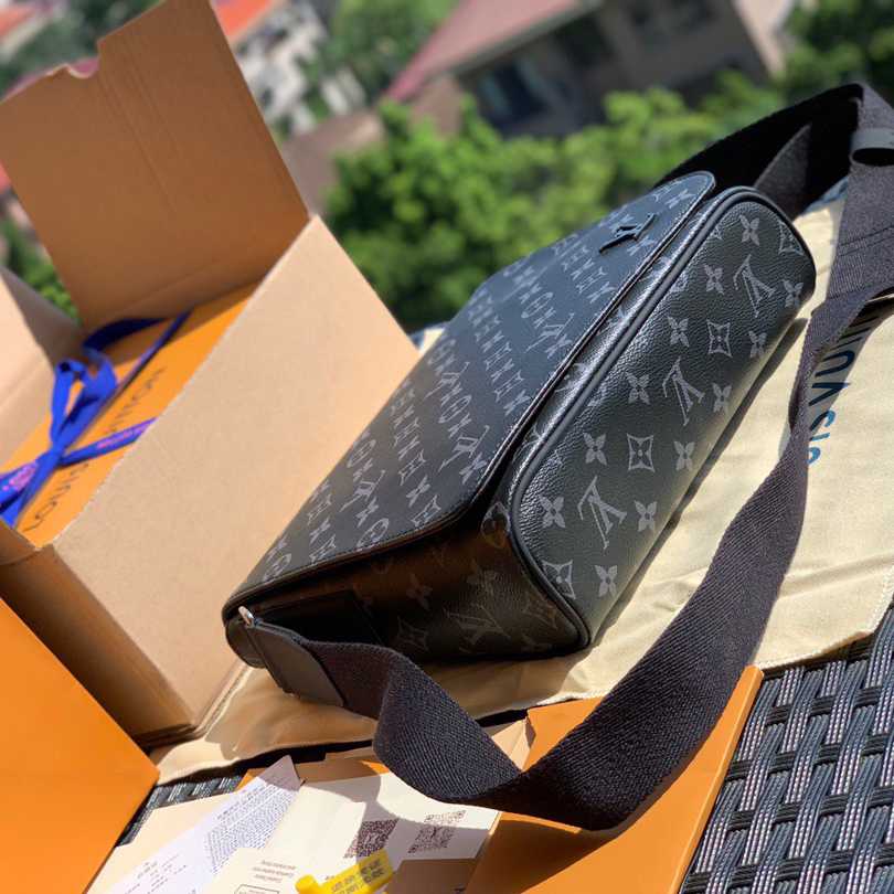 Louis Vuitton District PM Messenger Bag  25-22-8cm - DopestKickz