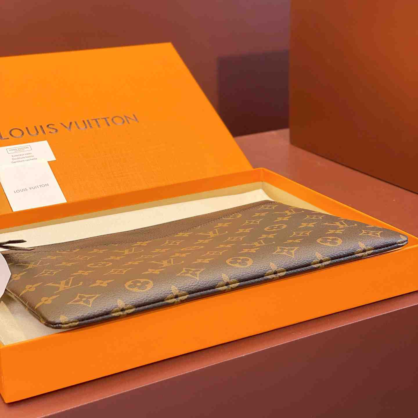 Louis Vuitton Daily Pouch  M62048 - DopestKickz