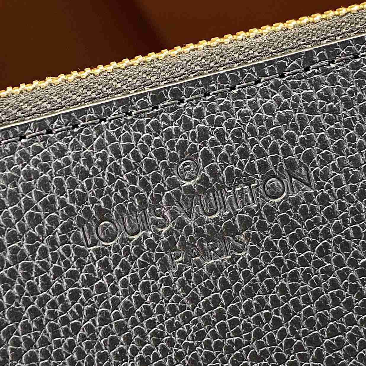 Louis Vuitton Daily Pouch  M62048 - DopestKickz
