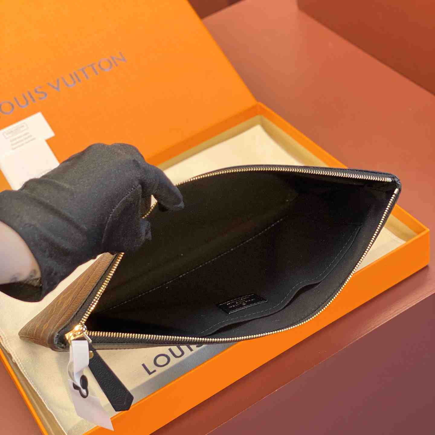 Louis Vuitton Daily Pouch  M62048 - DopestKickz