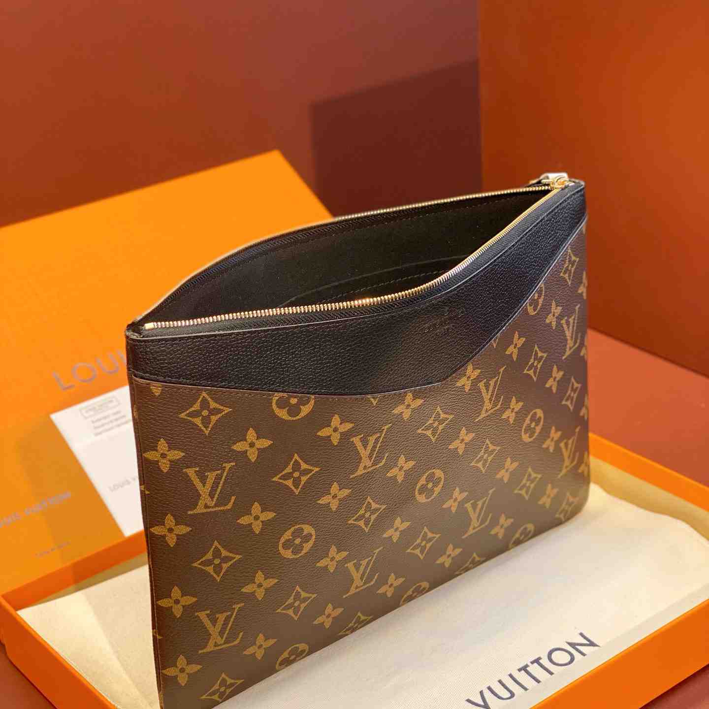 Louis Vuitton Daily Pouch  M62048 - DopestKickz