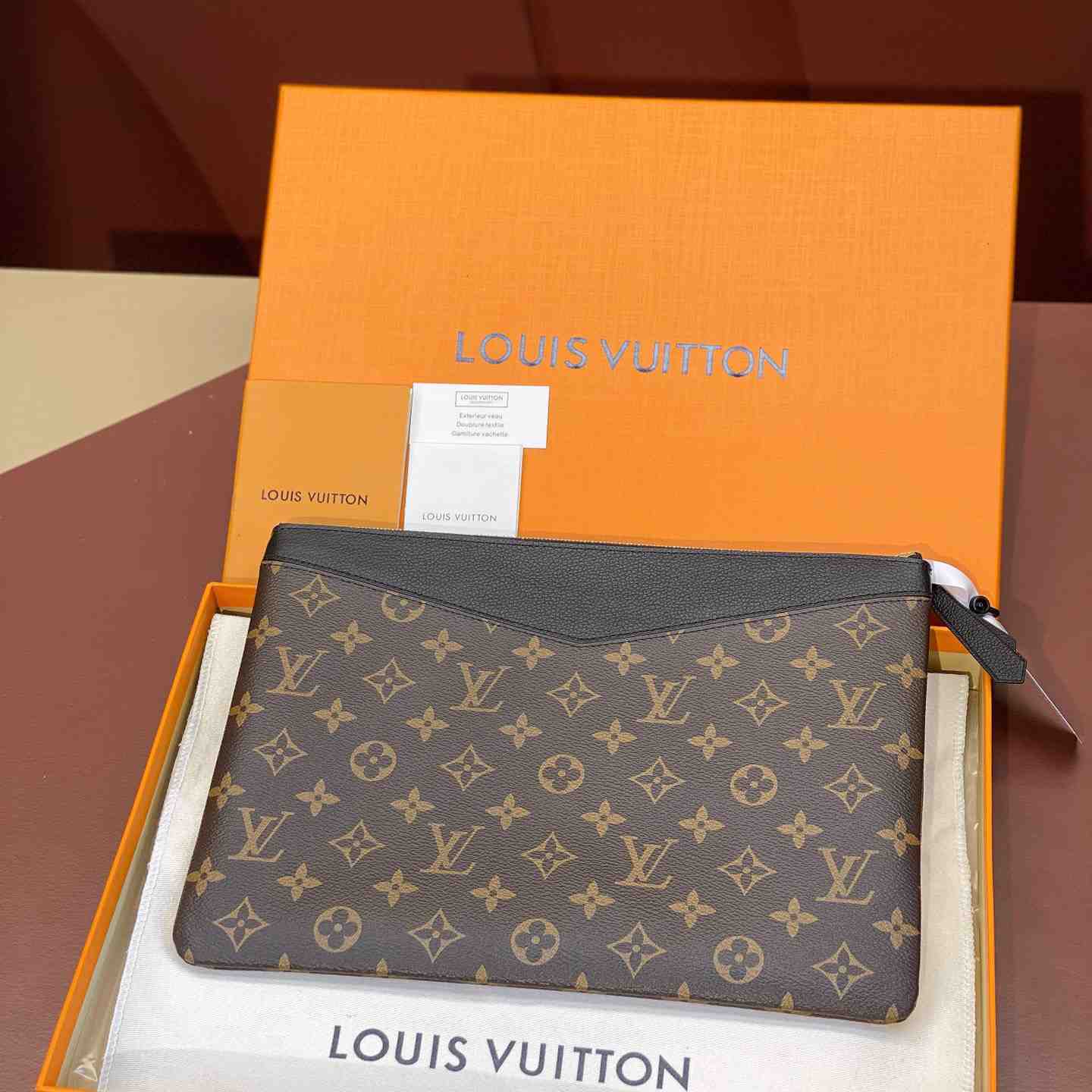 Louis Vuitton Daily Pouch  M62048 - DopestKickz