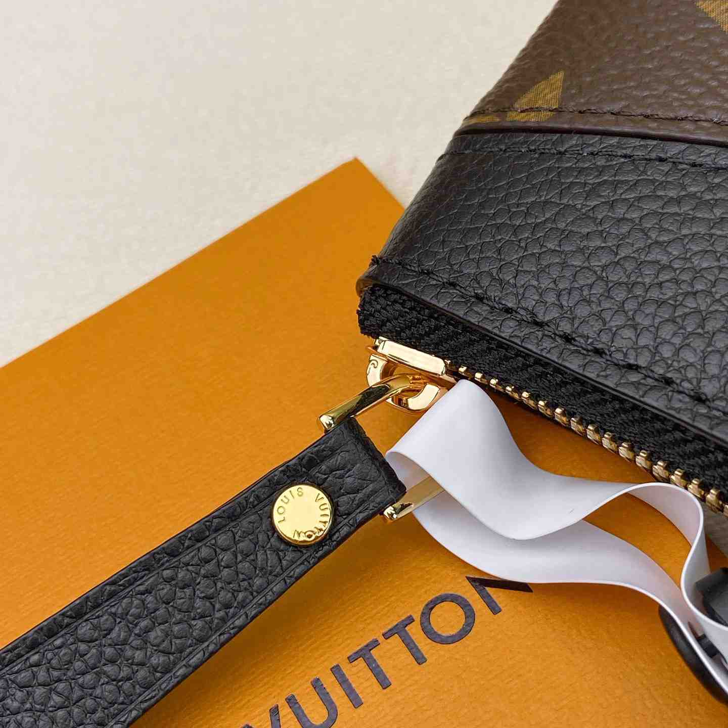 Louis Vuitton Daily Pouch  M62048 - DopestKickz