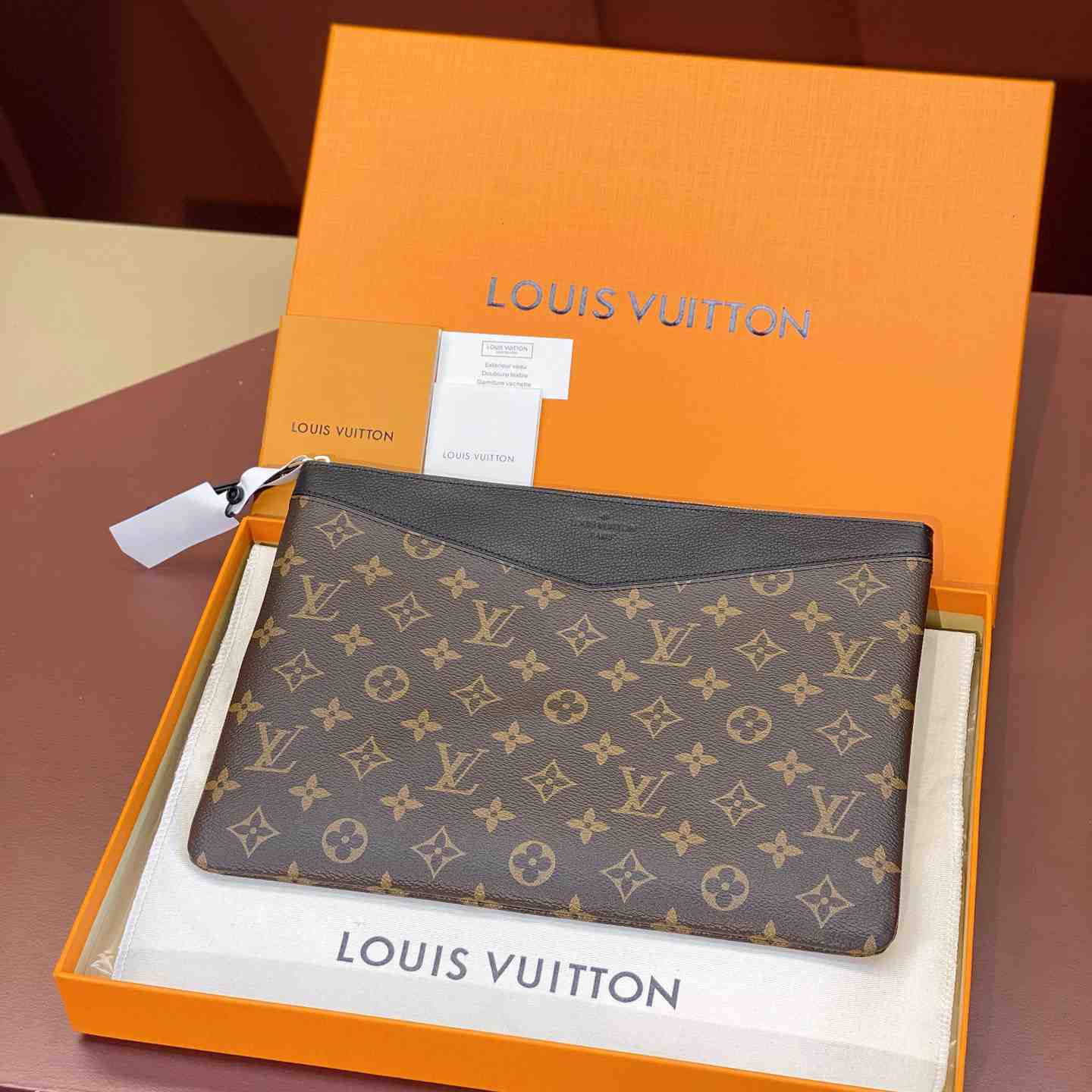 Louis Vuitton Daily Pouch  M62048 - DopestKickz