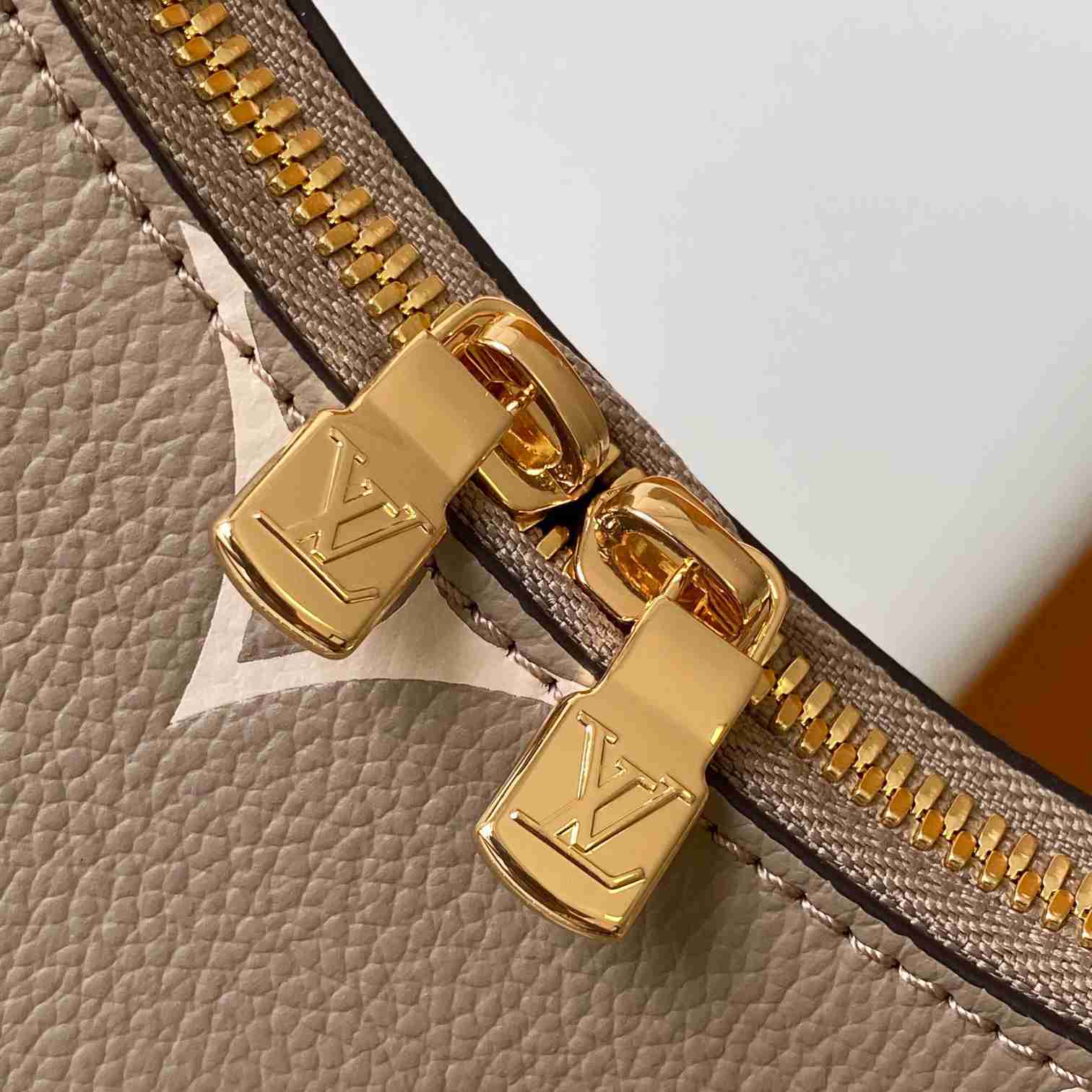 Louis Vuitton Boulogne  M13224 - DopestKickz