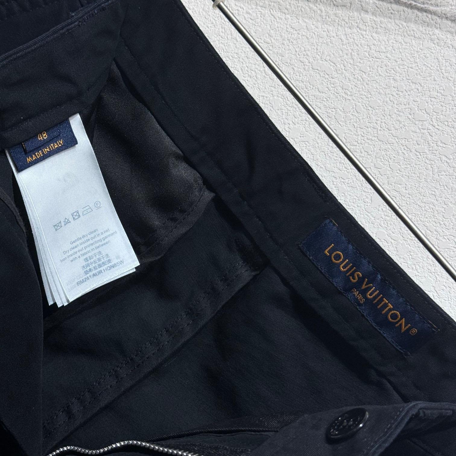 Louis Vuitton Signature Cotton Cargo Pants  1AFJ90 - DopestKickz