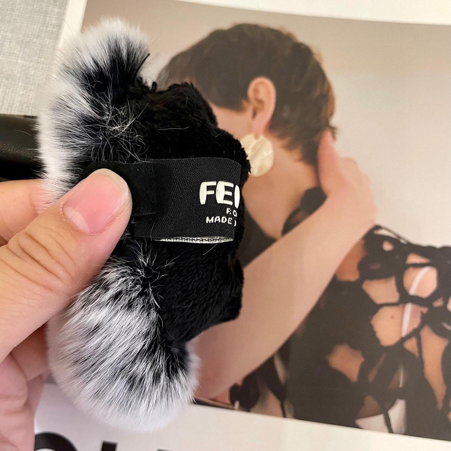 Fendi Gloves - DopestKickz