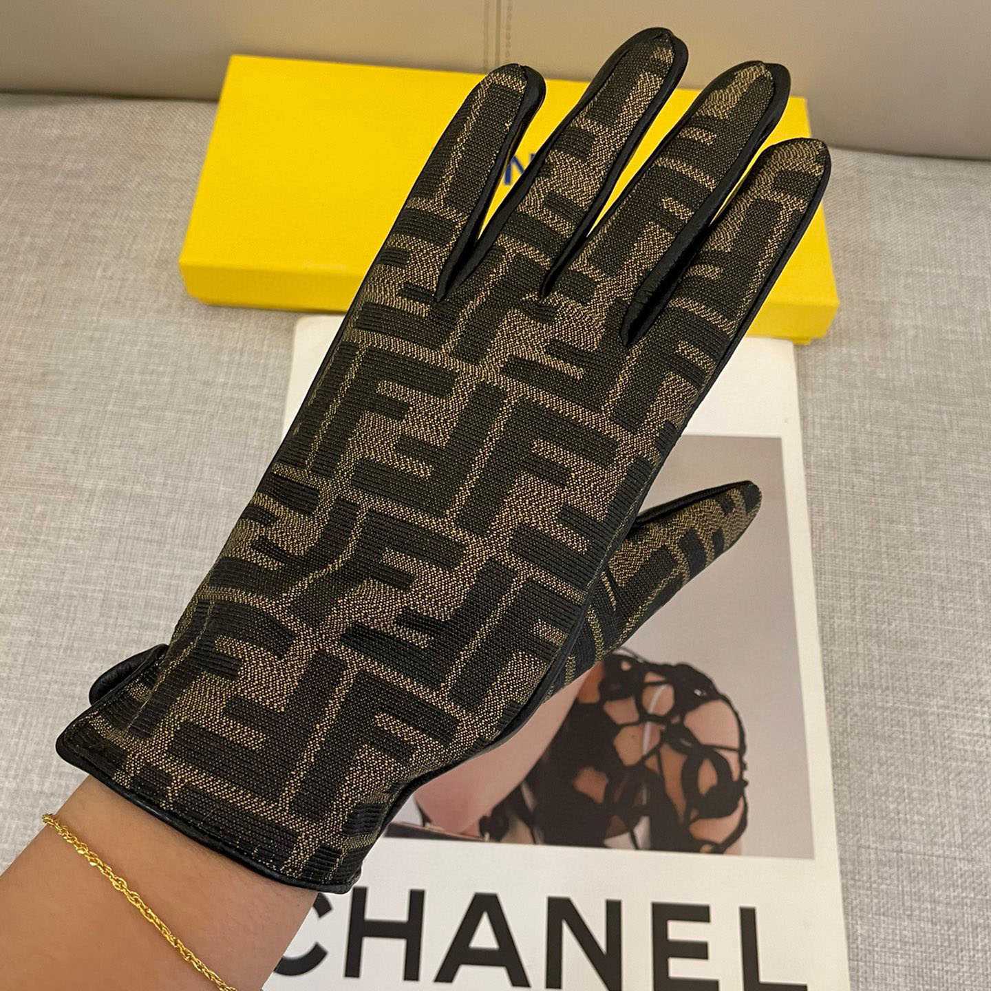 Fendi Gloves - DopestKickz