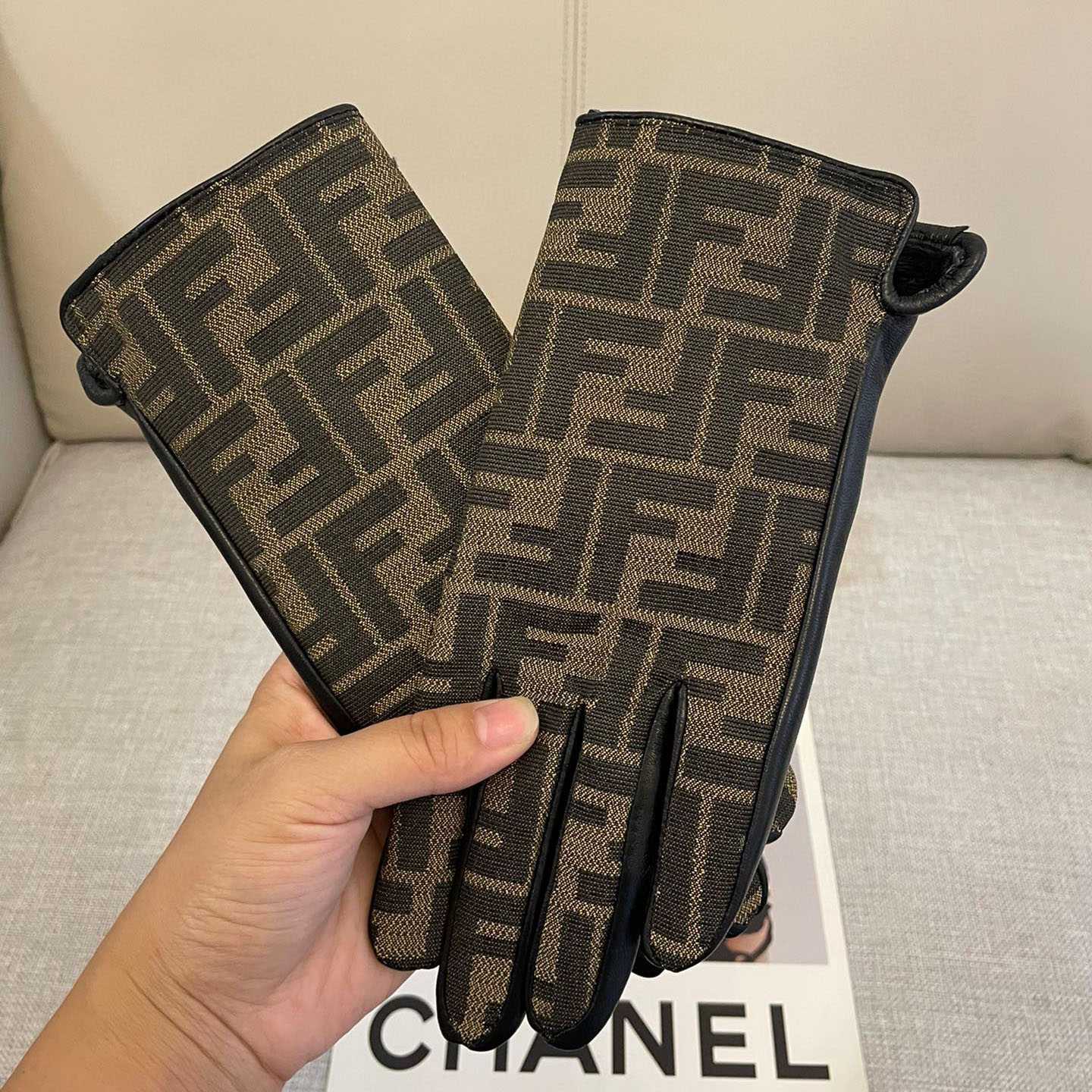 Fendi Gloves - DopestKickz