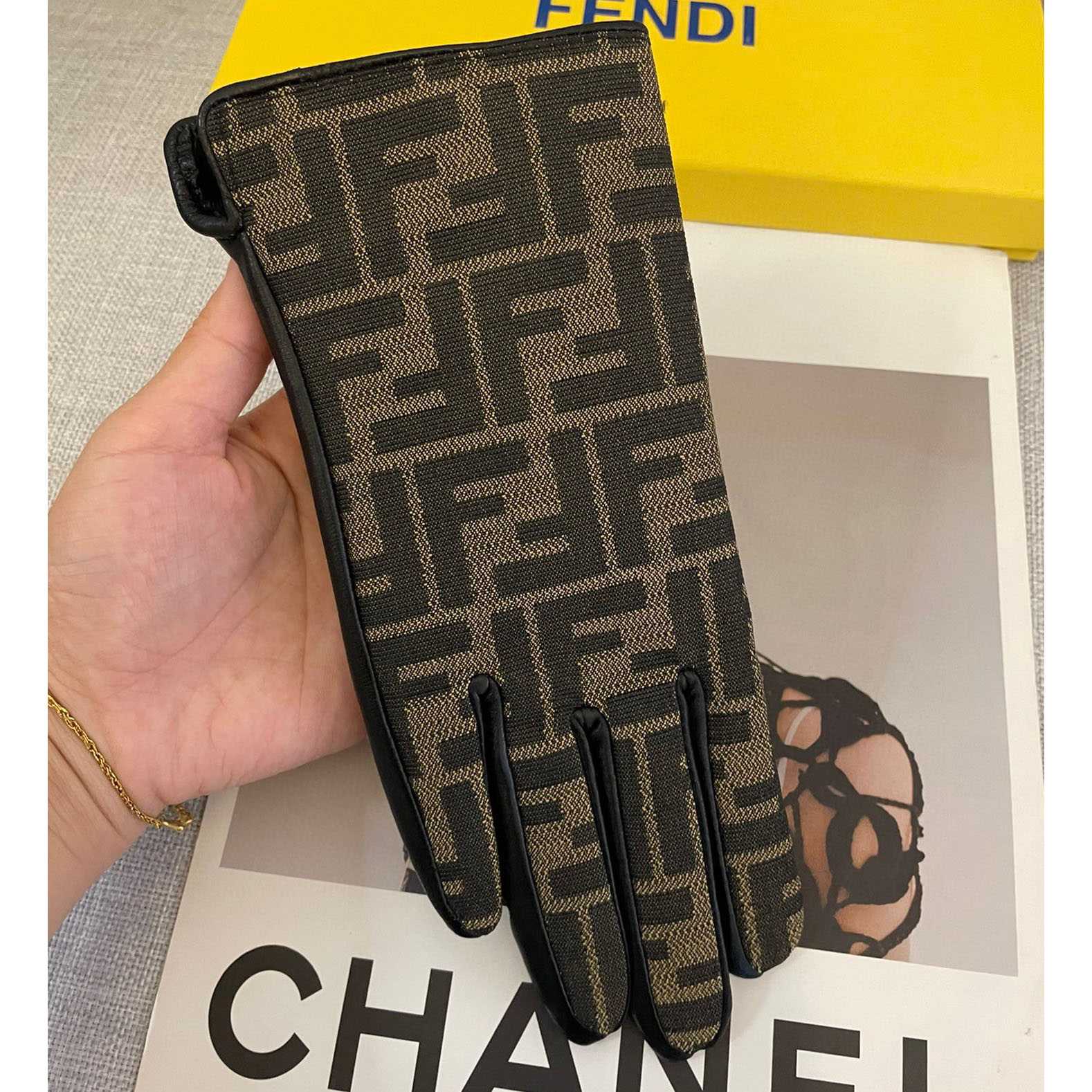 Fendi Gloves - DopestKickz