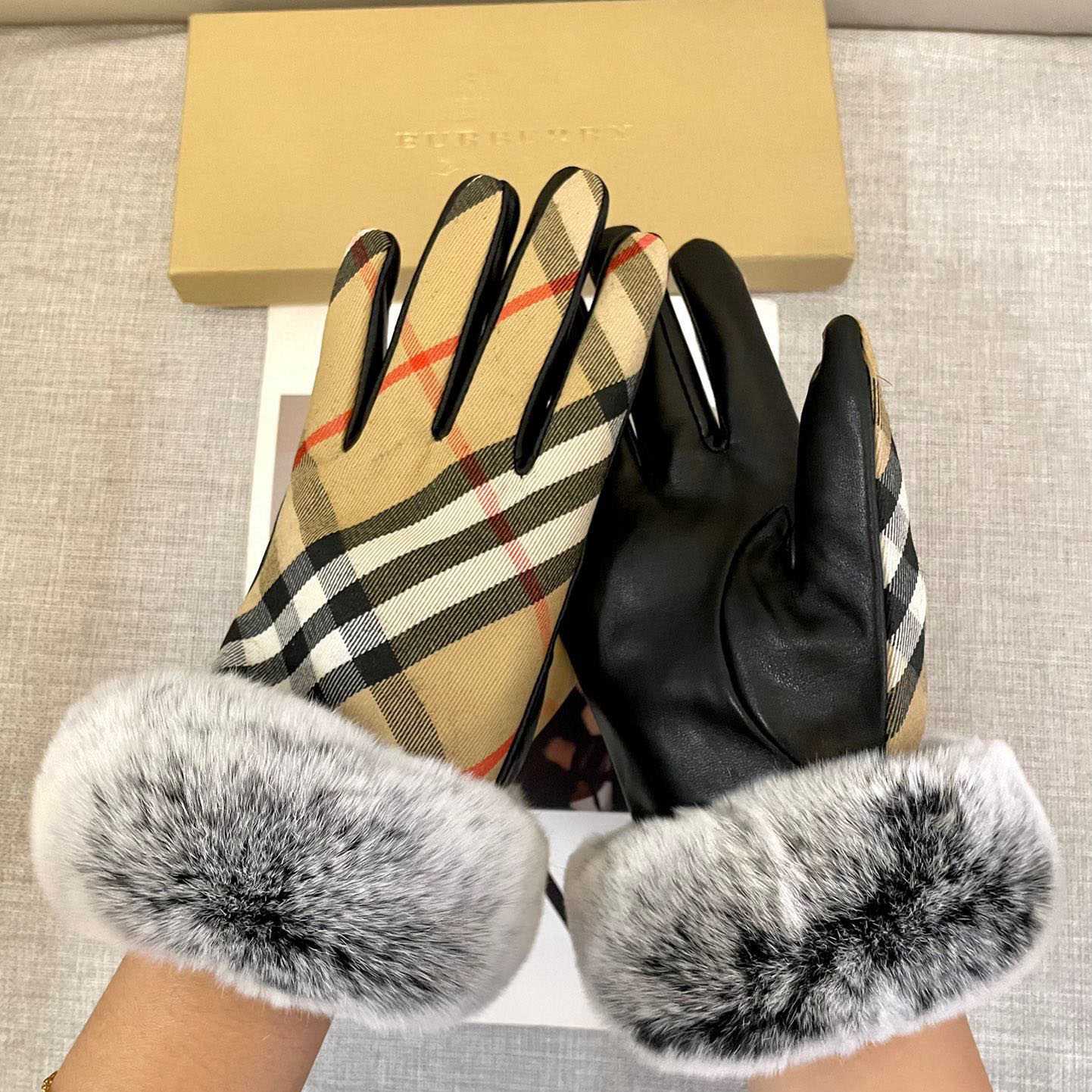 Burberry Gloves  - DopestKickz