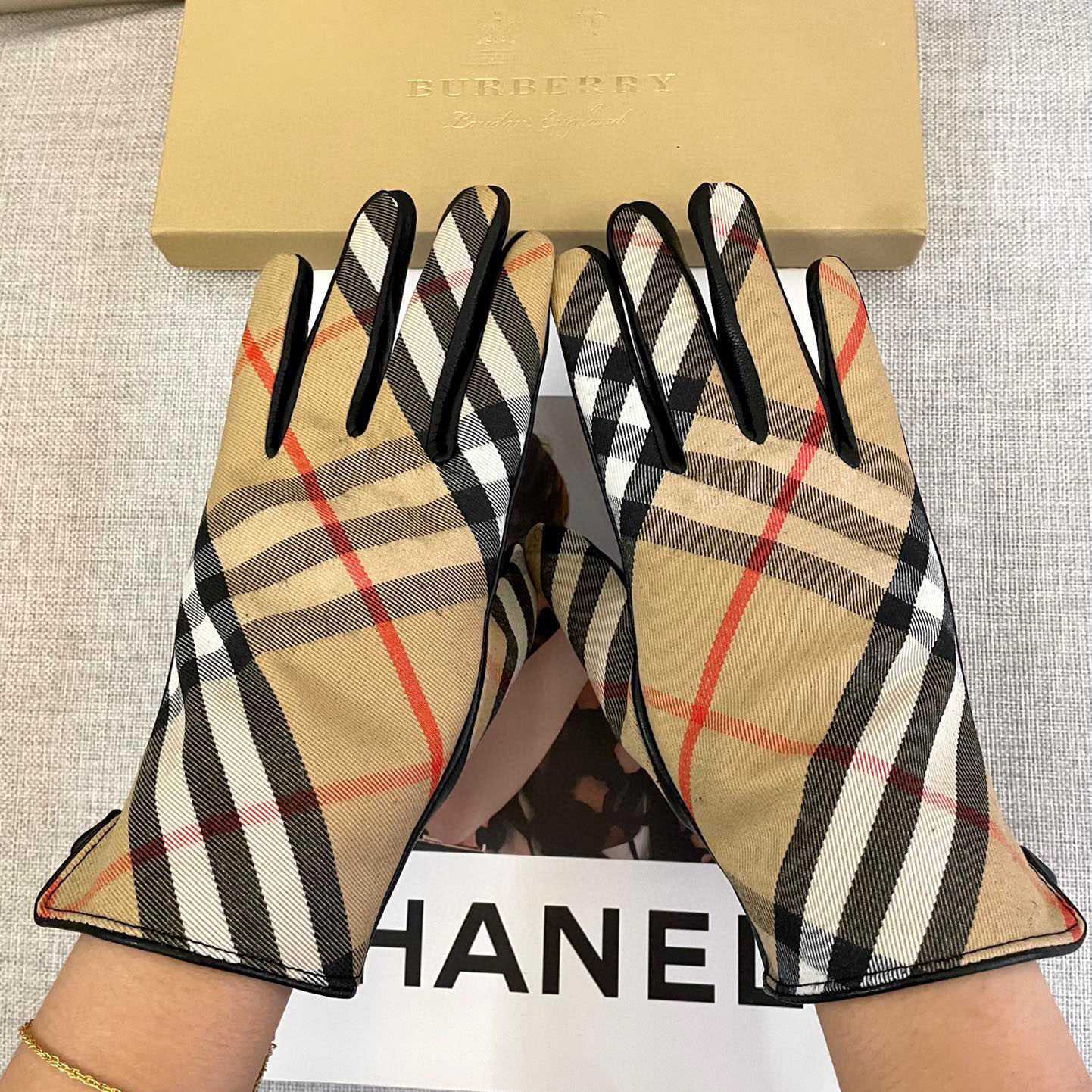 Burberry Gloves  - DopestKickz