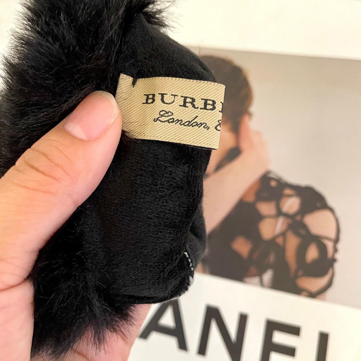Burberry Gloves  - DopestKickz