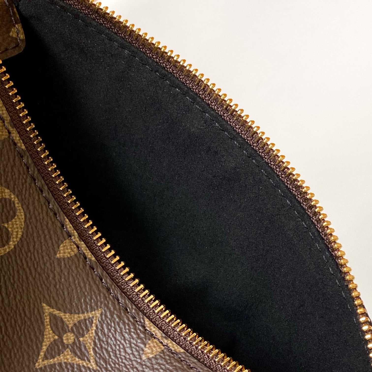 Louis Vuitton Slim Trunk  M13147 - DopestKickz