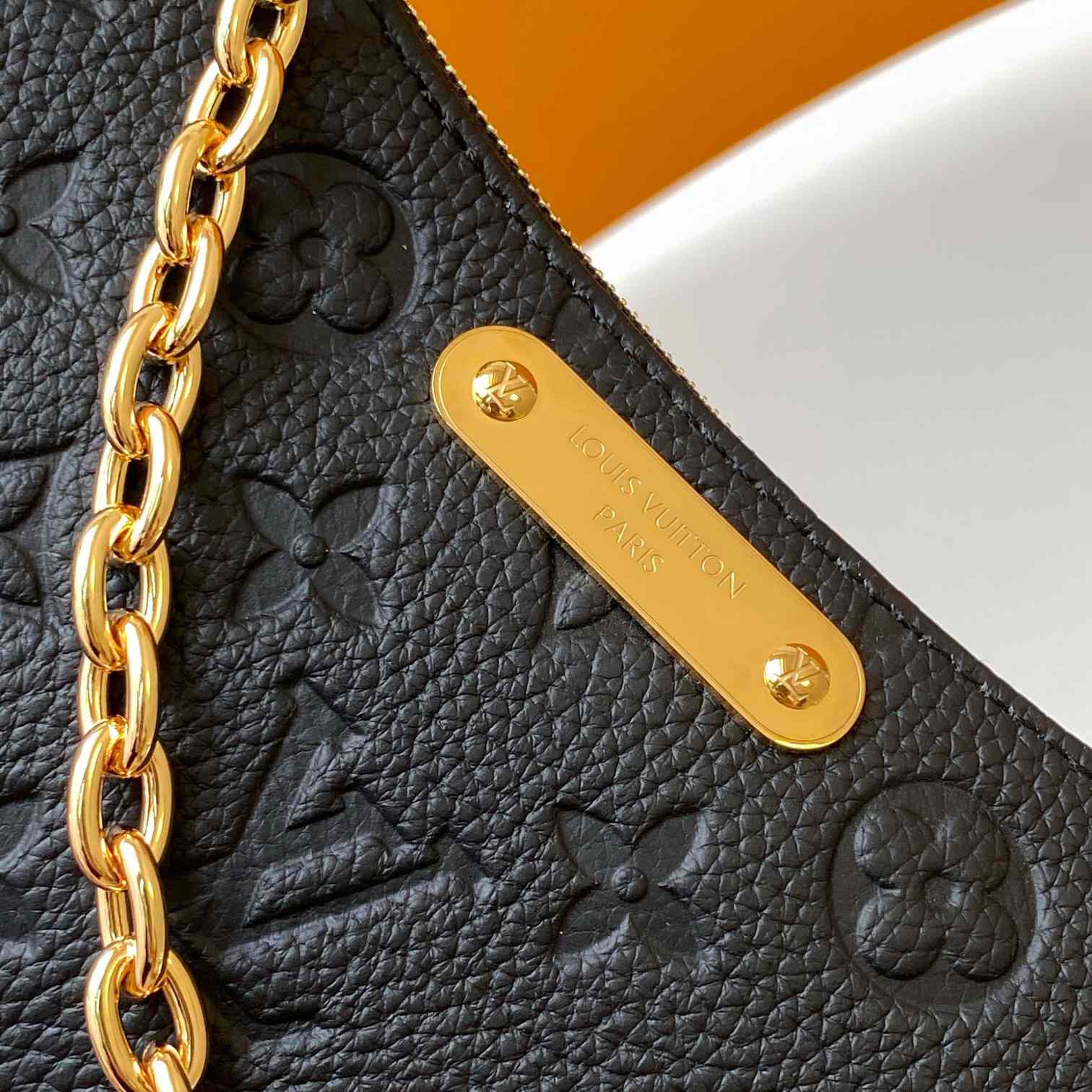 Louis Vuitton Liv Pochette  M83301 - DopestKickz