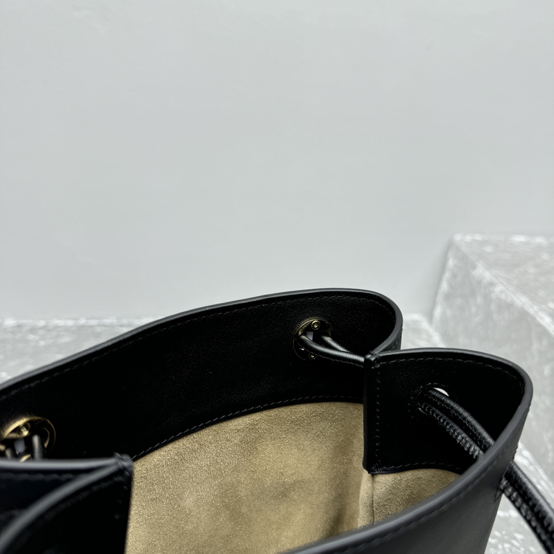Loewe Pebble Pouch In Smooth Calfskin  - DopestKickz