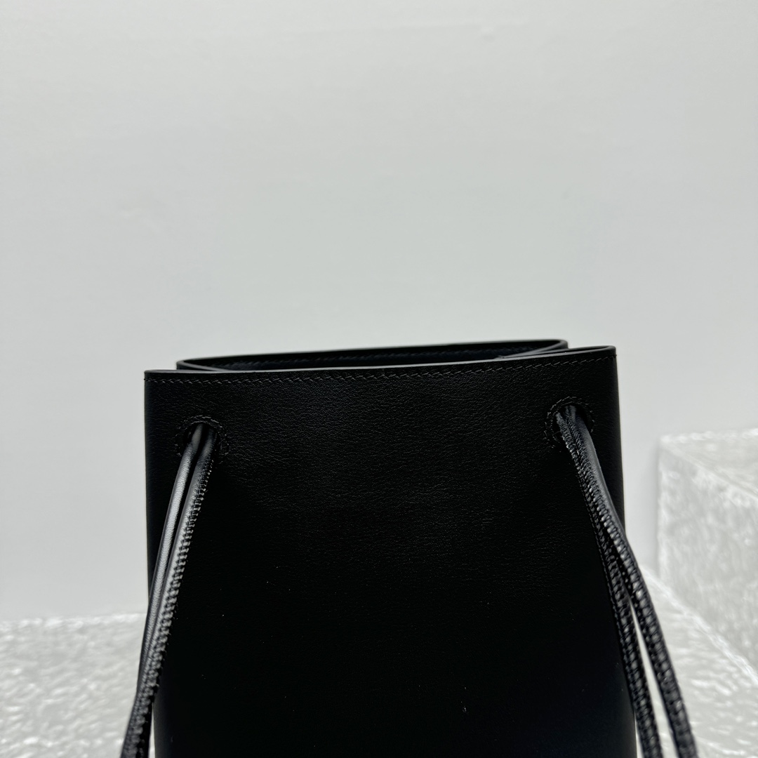 Loewe Pebble Pouch In Smooth Calfskin  - DopestKickz
