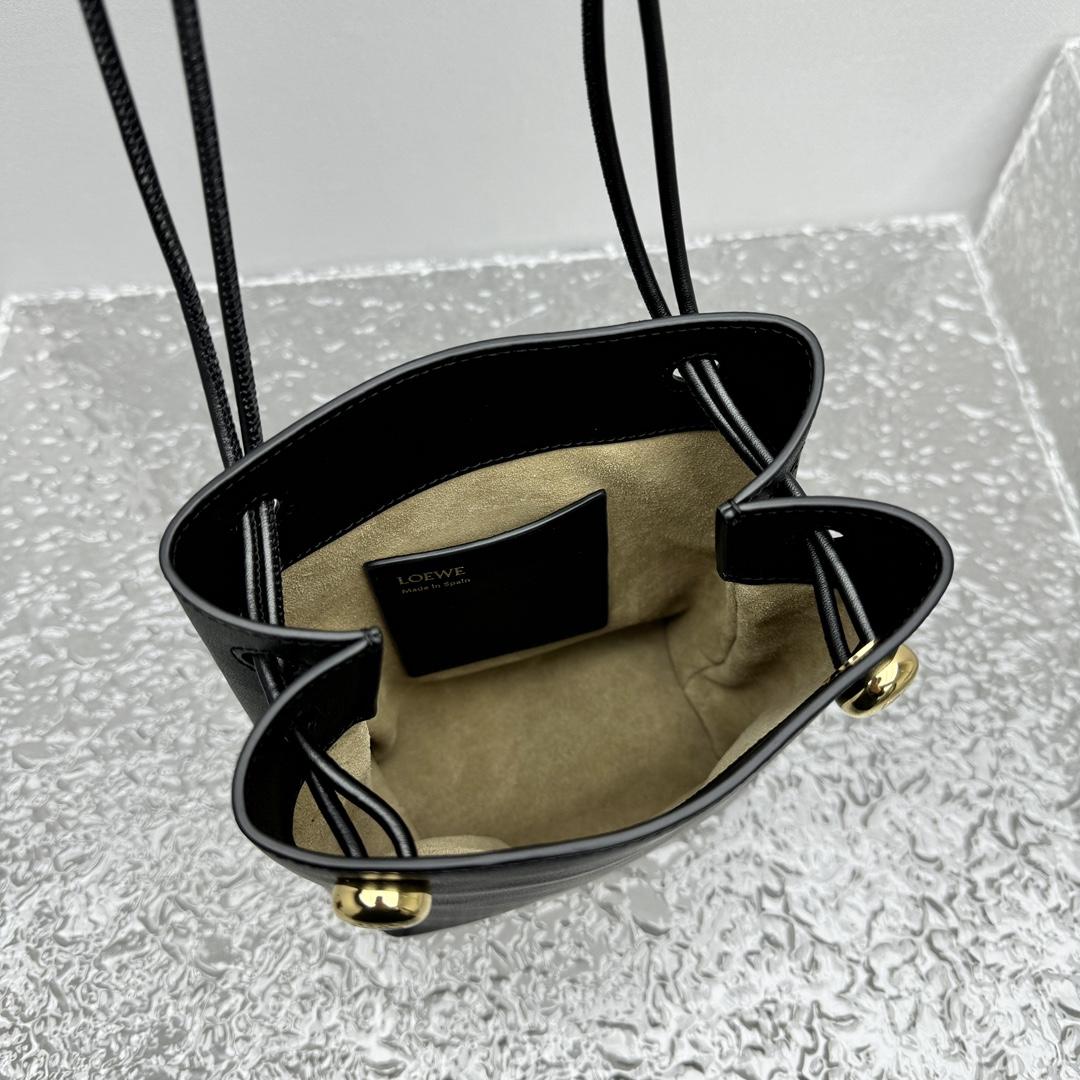 Loewe Pebble Pouch In Smooth Calfskin  - DopestKickz