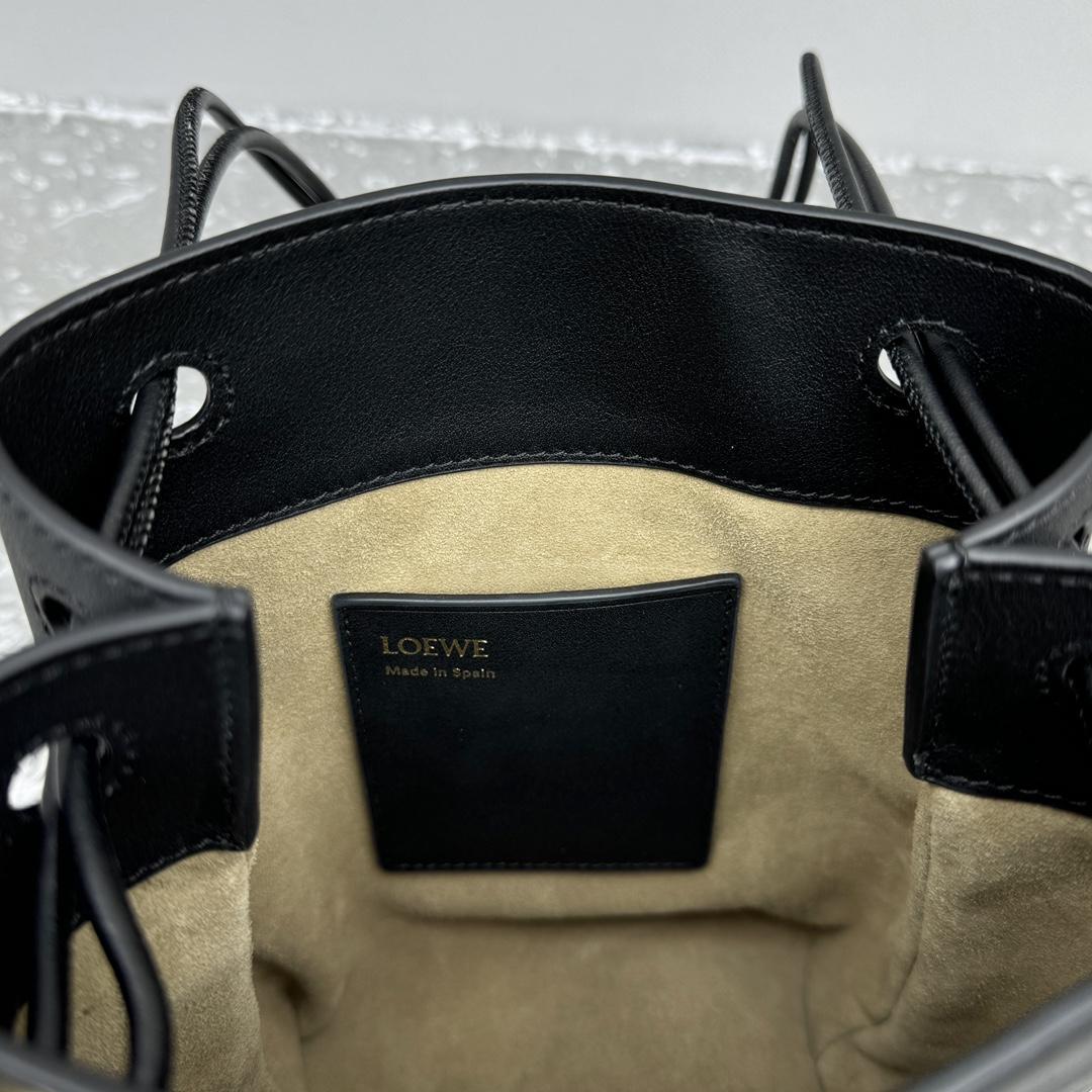 Loewe Pebble Pouch In Smooth Calfskin  - DopestKickz